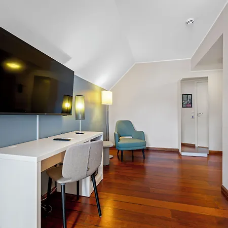 Home Hotel Grimstad 4*